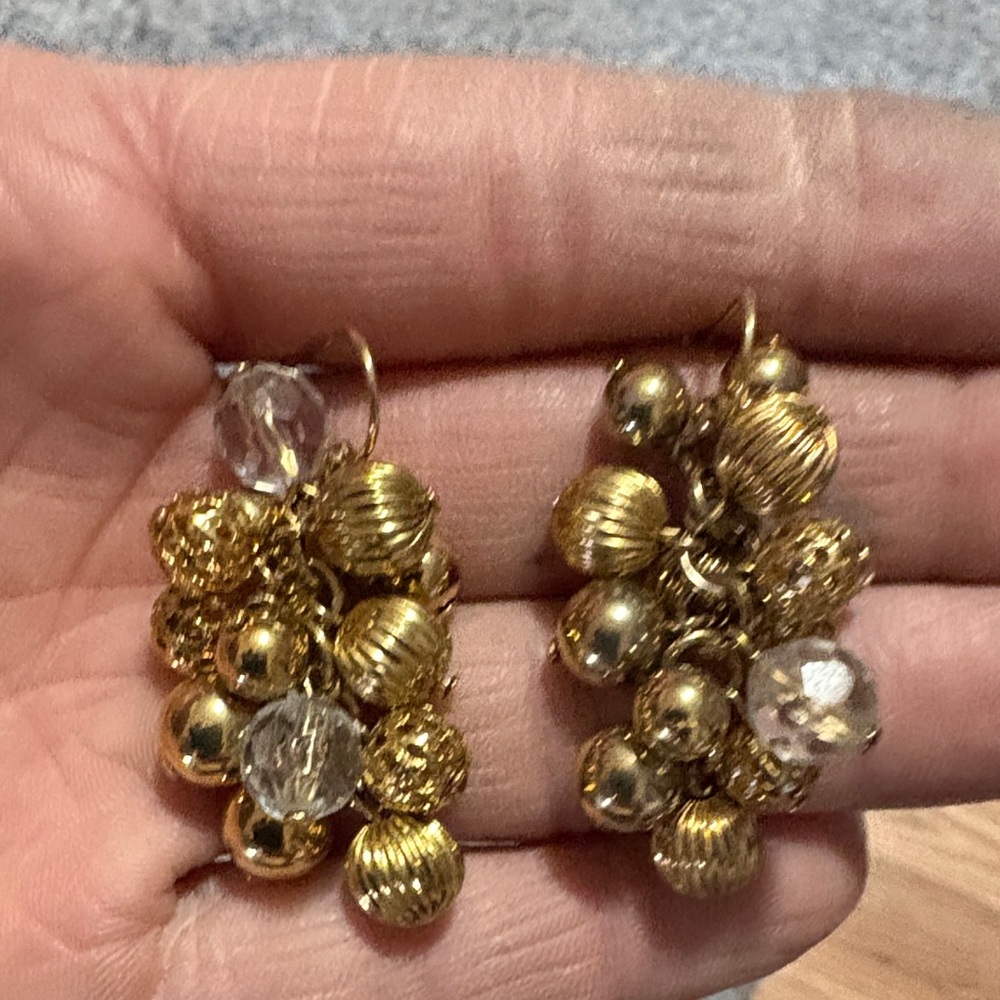 VINTAGE 70s CLUSTERED GOLD-TONE AND CLEAR BEADED DANGLE HOOK 1.8" EARRINGS - Picture 3 of 9